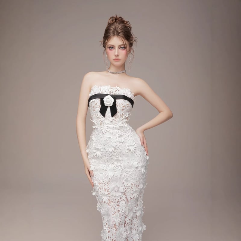 Γυναικείο strapless φόρεμα με καμέλια, φρέσκος floral σχεδιασμός, στενή εφαρμογή, μακρύ φόρεμα, καλοκαίρι 2026, μοντέλο 2059
