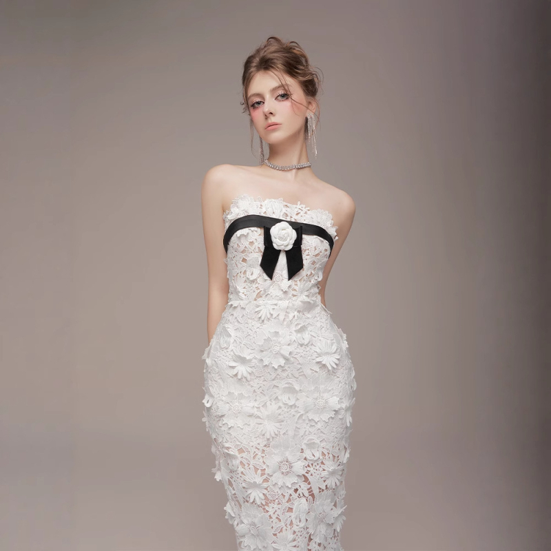 Γυναικείο strapless φόρεμα με καμέλια, φρέσκος floral σχεδιασμός, στενή εφαρμογή, μακρύ φόρεμα, καλοκαίρι 2026, μοντέλο 2059