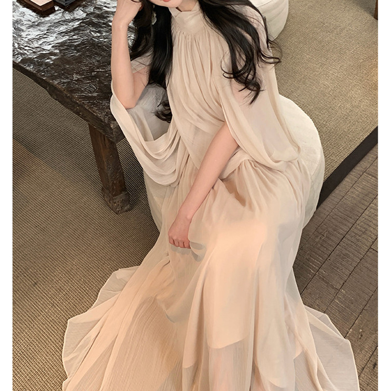 Γυναικείο μακρύ φόρεμα από chiffon με πιεσμένη κάπα – κομψός σχεδιασμός, απαλό φανταστικό αίσθημα, Α-γραμμή