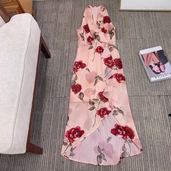 Φόρεμα από chiffon χωρίς μανίκια με print ροζ τριαντάφυλλα, V-λαιμόκοψη, ζωνάρι στη μέση και πλευρικό σκίσιμο