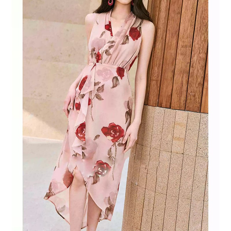 Φόρεμα από chiffon χωρίς μανίκια με print ροζ τριαντάφυλλα, V-λαιμόκοψη, ζωνάρι στη μέση και πλευρικό σκίσιμο