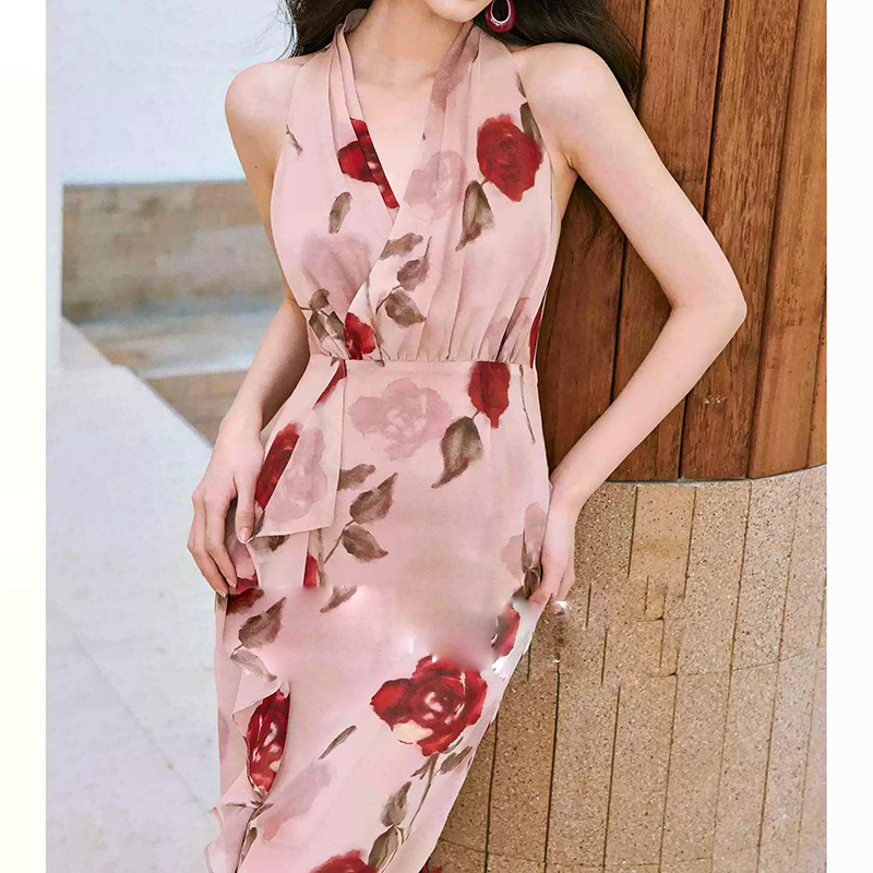 Φόρεμα από chiffon χωρίς μανίκια με print ροζ τριαντάφυλλα, V-λαιμόκοψη, ζωνάρι στη μέση και πλευρικό σκίσιμο