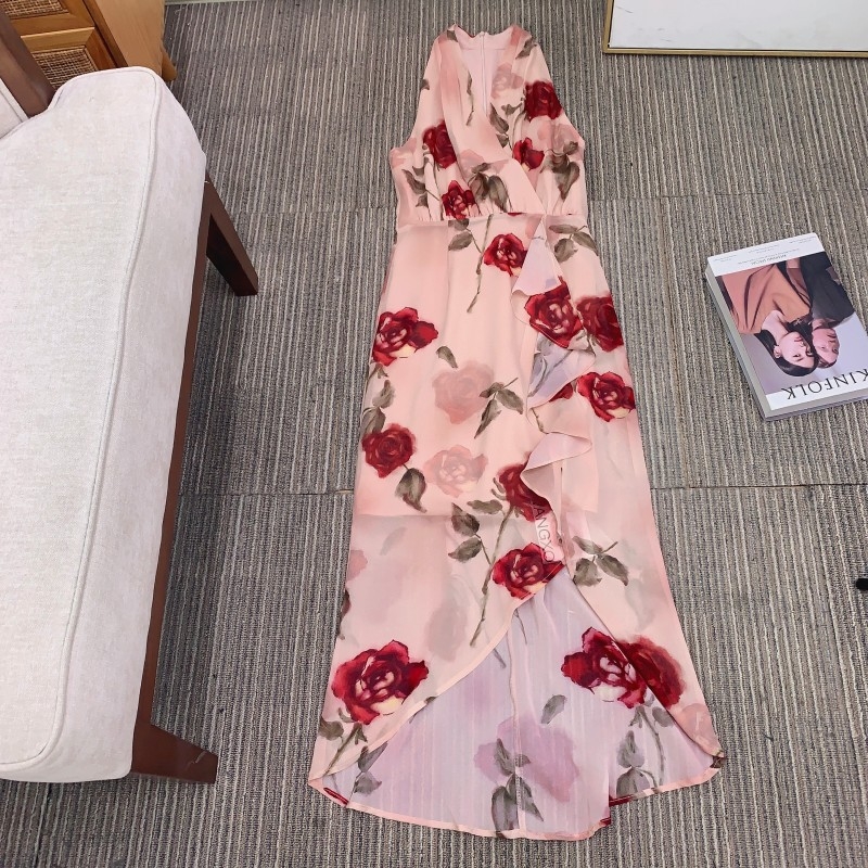 Φόρεμα από chiffon χωρίς μανίκια με print ροζ τριαντάφυλλα, V-λαιμόκοψη, ζωνάρι στη μέση και πλευρικό σκίσιμο