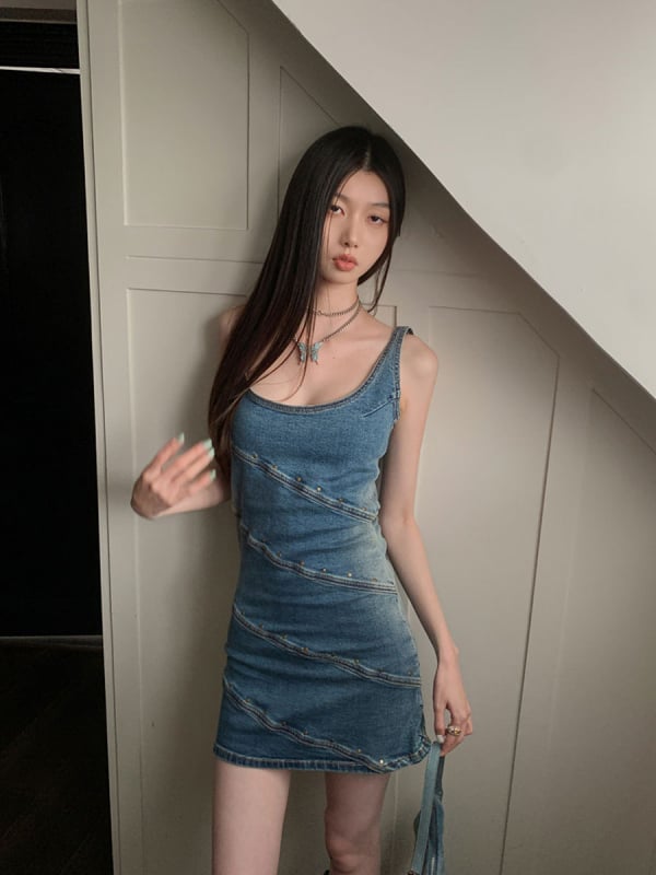 Γυναικείο denim φόρεμα χωρίς μανίκια με U-λαιμό, ψηλή μέση, μεταλλικά στοιχεία και αποδομημένος σχεδιασμός πάνελ