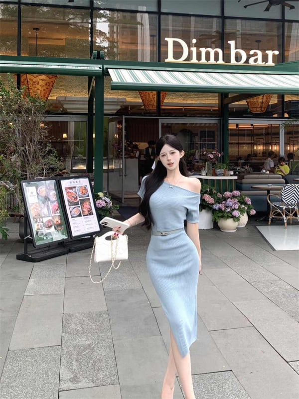 Ροζ φόρεμα σε στυλ βασίλισσας‑αδελφής, πλεκτό με λοξή ώμο, κοντό μανίκι, εφαρμοστό στη μέση, μακριά φούστα με σχίσιμο