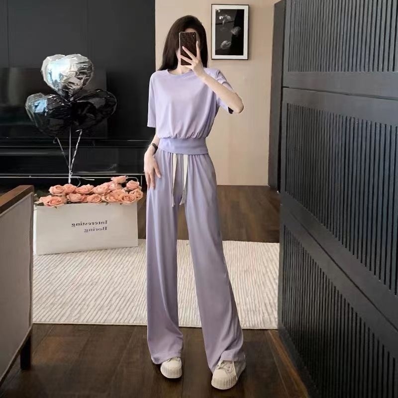 Κομψό καθημερινό σετ δύο τεμαχίων για γυναίκες: κοντομάνικος τοπ σε μονόχρωμο χρώμα και παντελόνες με φαρδιά γραμμή, καλοκαιρινή μόδα, αδυνάτισμα και φρεσκάδα.
