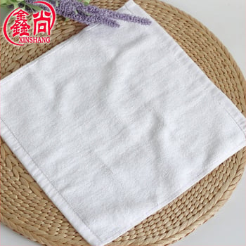 Biele bavlnené malé štvorcové uteráky 60 g, 30x30 cm, pre hotely, reštaurácie a škôlky, s vyšívaným logom