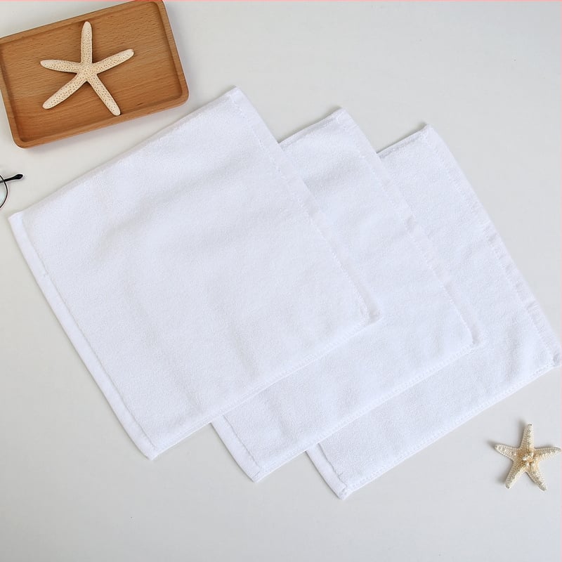 Biele bavlnené malé štvorcové uteráky 60 g, 30x30 cm, pre hotely, reštaurácie a škôlky, s vyšívaným logom