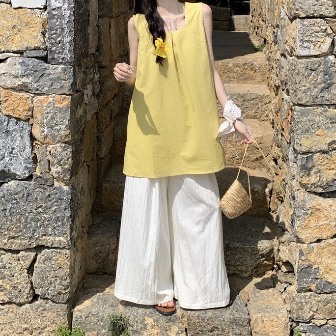 Μινιμαλιστικό τοπ χωρίς μανίκια με τετράγωνο λαιμό και σετ φαρδιά παντελόνια για το καλοκαίρι 2026