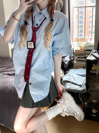 Γυναικείο σετ δύο τεμαχίων: polo μπλουζάκι με κολάρο και πλισέ φούστα, ριγέ/καρό σχέδιο, καλοκαίρι 2025, στυλ κολλεγίου, αμερικανικό ρετρό