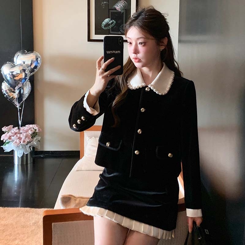 Βελούδινο τοπ με doll collar και φούστα, δύο τεμάχια, φθινοπωρο 2025