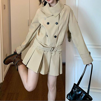 Φθινοπωρινό σετ μόδας 2026: trench coat με διπλές σειρές κουμπιών και φούστα πλισέ σε γραμμή Α για γυναίκες