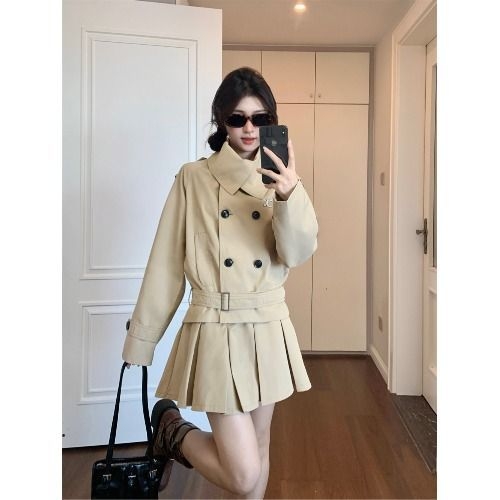 Φθινοπωρινό σετ μόδας 2026: trench coat με διπλές σειρές κουμπιών και φούστα πλισέ σε γραμμή Α για γυναίκες
