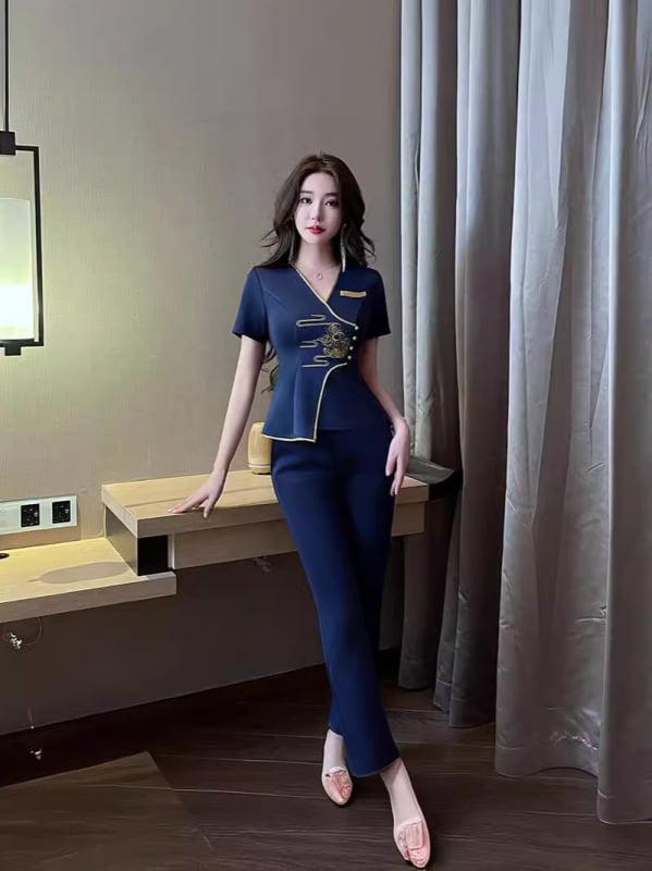 Set uniformă pentru femei pentru spa și masaj la picioare – top cu mâneci scurte, decolteu în V și pantaloni lungi, poliester cu uscare rapidă, model 8517
