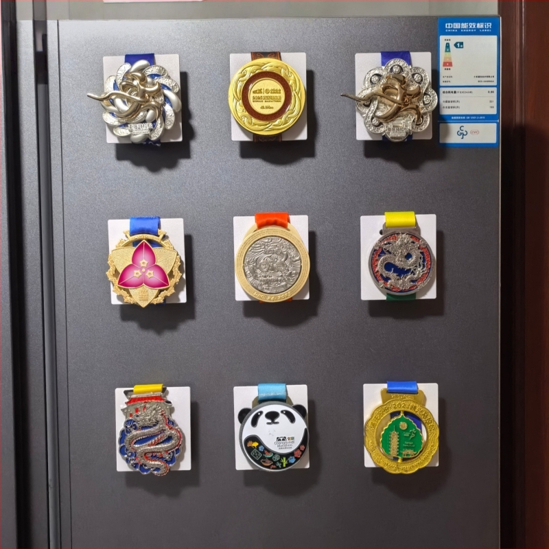 Magnetický stojan na medaily na chladničku – zobrazovanie maratónskych a športových medailí