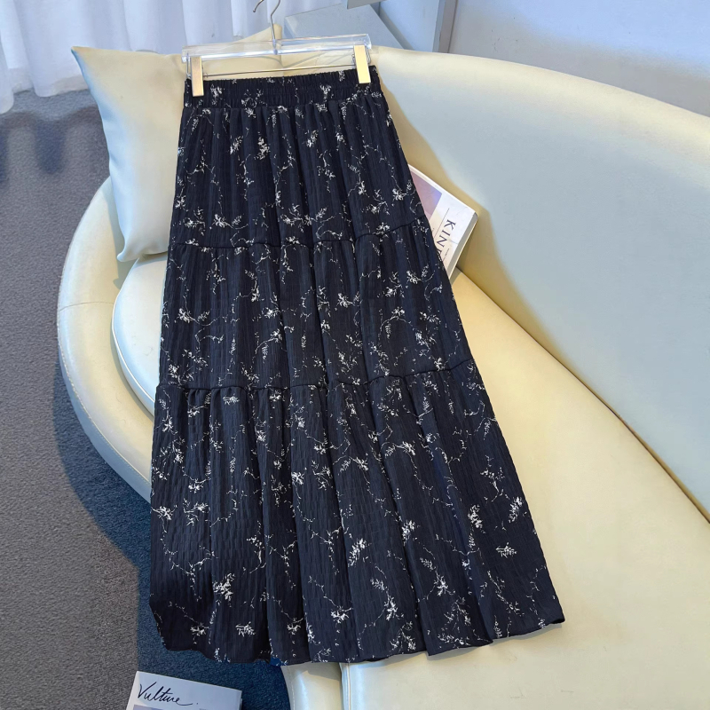 Φούστα chiffon midi σε Α-γραμμή, με υψηλή μέση, λευκό φλοράλ, άνοιξη-καλοκαίρι 2026, φαρδύ τελείωμα και σχέδιο patchwork