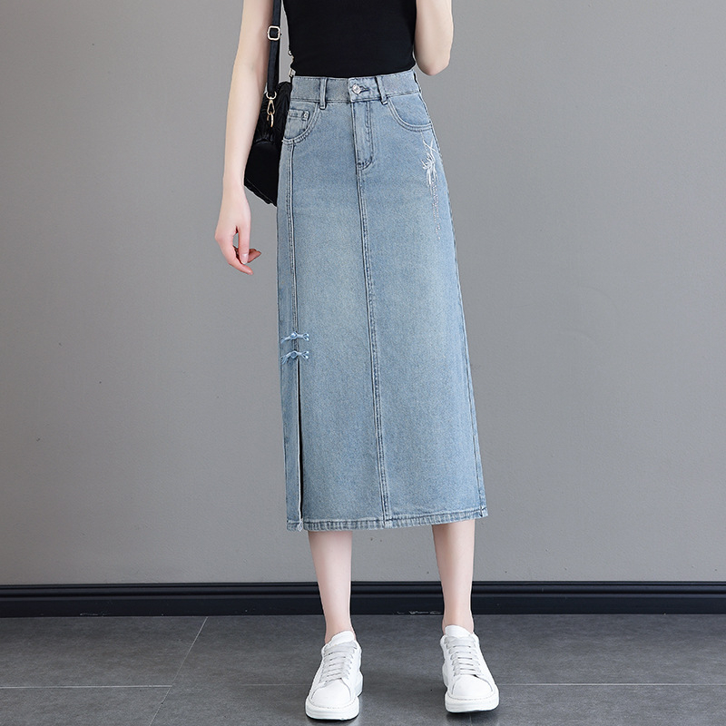 Γυναικεία denim midi φούστα σε κινέζικο στυλ, άνοιξη-καλοκαίρι 2026, κεντήματα με στρας και κουμπιά, σχίσιμο, Α-γραμμή