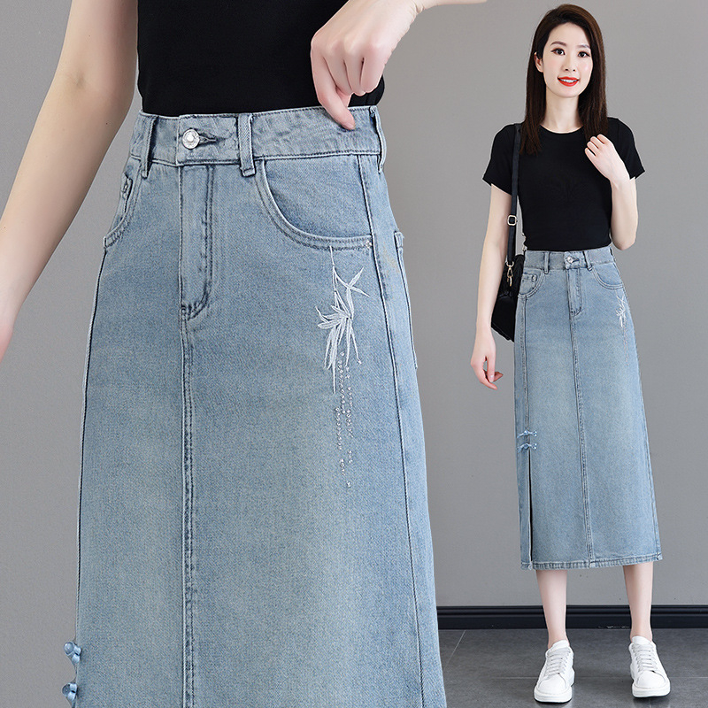 Γυναικεία denim midi φούστα σε κινέζικο στυλ, άνοιξη-καλοκαίρι 2026, κεντήματα με στρας και κουμπιά, σχίσιμο, Α-γραμμή