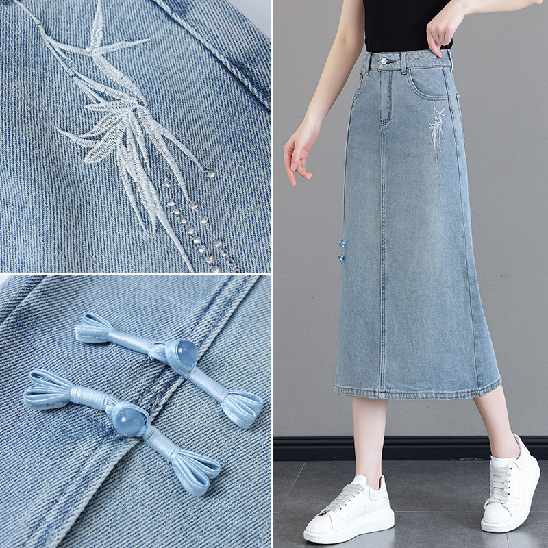 Γυναικεία denim midi φούστα σε κινέζικο στυλ, άνοιξη-καλοκαίρι 2026, κεντήματα με στρας και κουμπιά, σχίσιμο, Α-γραμμή