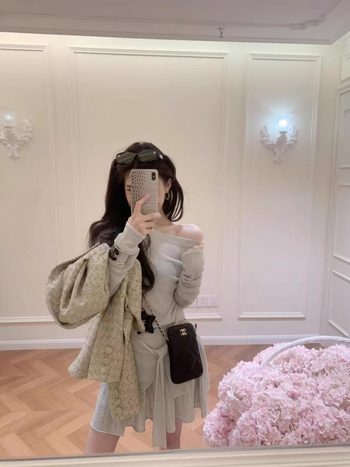 Ολοκληρωμένο σετ OOTD: μοναδικό ζακετάκι με γιακά, ζώνη στη μέση και κολακευτική μίντι φούστα
