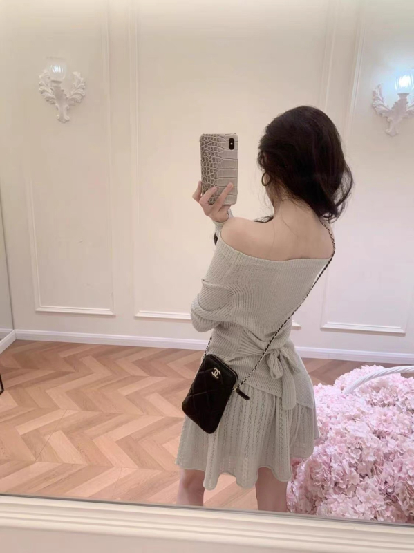 Ολοκληρωμένο σετ OOTD: μοναδικό ζακετάκι με γιακά, ζώνη στη μέση και κολακευτική μίντι φούστα