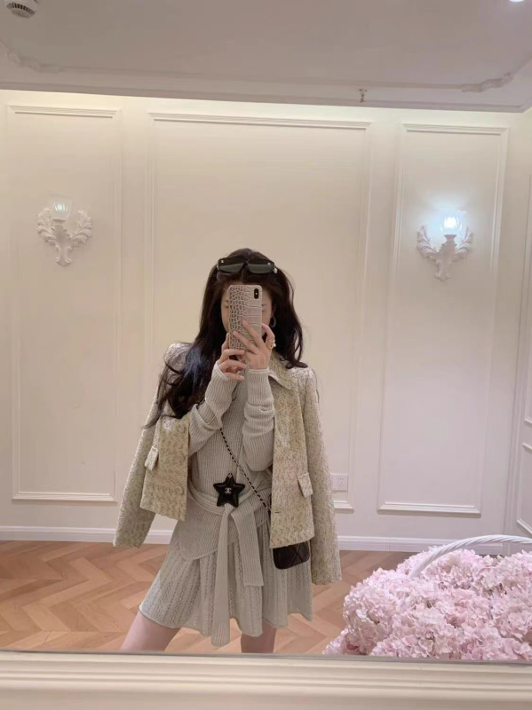 Ολοκληρωμένο σετ OOTD: μοναδικό ζακετάκι με γιακά, ζώνη στη μέση και κολακευτική μίντι φούστα