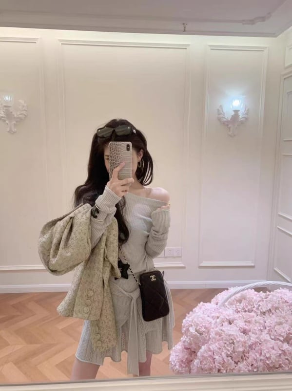 Ολοκληρωμένο σετ OOTD: μοναδικό ζακετάκι με γιακά, ζώνη στη μέση και κολακευτική μίντι φούστα