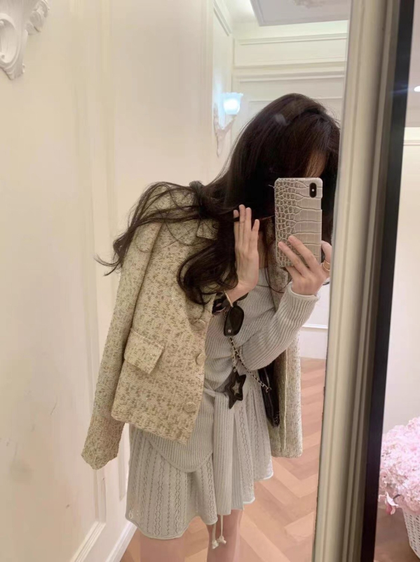 Ολοκληρωμένο σετ OOTD: μοναδικό ζακετάκι με γιακά, ζώνη στη μέση και κολακευτική μίντι φούστα