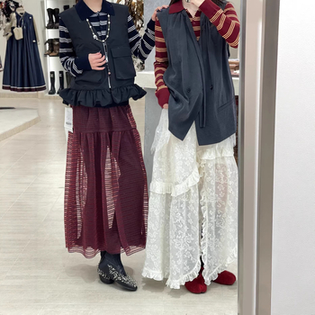 Jacquard midi φούστα με ακανόνιστο τελείωμα και δαντελένιες λεπτομέρειες