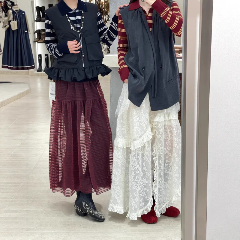 Jacquard midi φούστα με ακανόνιστο τελείωμα και δαντελένιες λεπτομέρειες