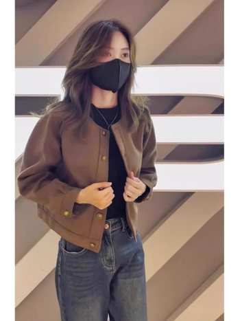 Γυναικείο κοντό καφέ παλτό σε στιλ Chanel, ύφασμα Chenille, φθινοπωρινό-χειμερινό 2025