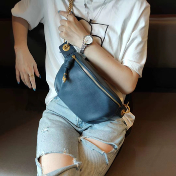 Γυναικεία τσάντα crossbody από δέρμα πρώτης ποιότητας, με φαρδύ ιμάντα και ρετρό αλυσίδα