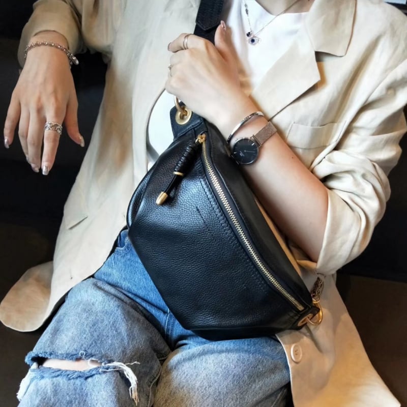 Γυναικεία τσάντα crossbody από δέρμα πρώτης ποιότητας, με φαρδύ ιμάντα και ρετρό αλυσίδα