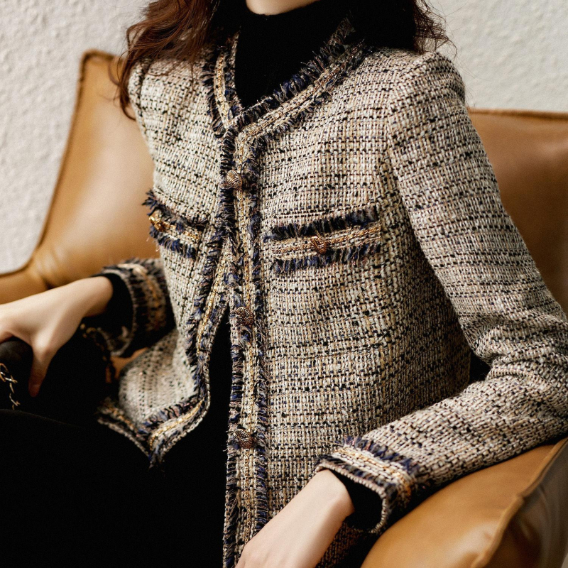 Γυναικείο κοντό σακάκι από tweed σε στυλ Chanel, φθινοπωρινό 2024, κομψό και εκλεπτυσμένο