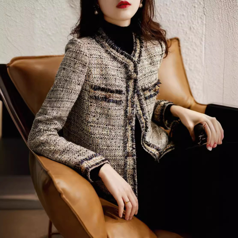 Γυναικείο κοντό σακάκι από tweed σε στυλ Chanel, φθινοπωρινό 2024, κομψό και εκλεπτυσμένο