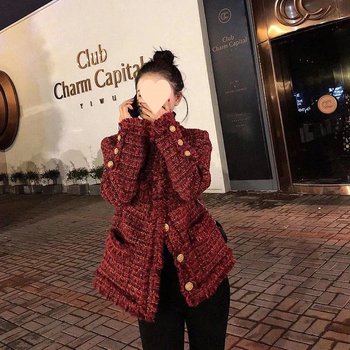 Κόκκινο γυναικείο παλτό από tweed σε στιλ Chanel, κοντό, φθινοπωρινό 2024