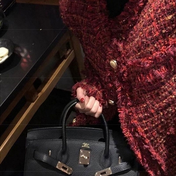 Κόκκινο γυναικείο παλτό από tweed σε στιλ Chanel, κοντό, φθινοπωρινό 2024