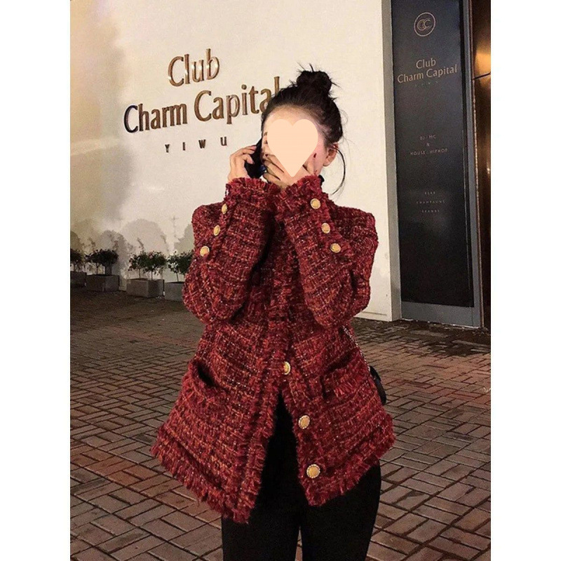 Κόκκινο γυναικείο παλτό από tweed σε στιλ Chanel, κοντό, φθινοπωρινό 2024