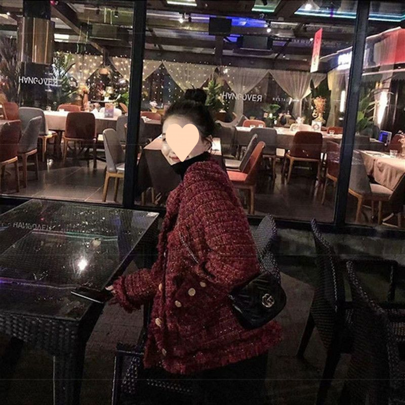 Κόκκινο γυναικείο παλτό από tweed σε στιλ Chanel, κοντό, φθινοπωρινό 2024
