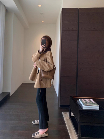 Γυναικείο trench coat για μικρού ύψους, με αδυνατιστική γραμμή, μεσαίου μήκους, μονόχρωμο βαμβακερό εξωτερικό, φθινοπωρινό 2025