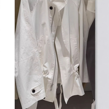 Γυναικείο trench coat για την άνοιξη 2026, μεσαίου μήκους, με κολάρο-στάση, μοντέρνο