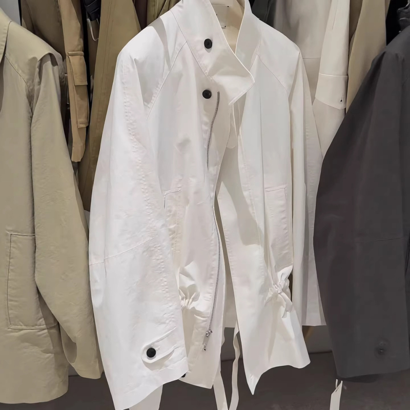 Γυναικείο trench coat για την άνοιξη 2026, μεσαίου μήκους, με κολάρο-στάση, μοντέρνο