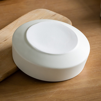 Skandináv stílusú porcelán étkészlet: mély tál, gyümölcs- és salátatál, egyszínű vacsoratál, levesestál, kör alakú nagy tál.