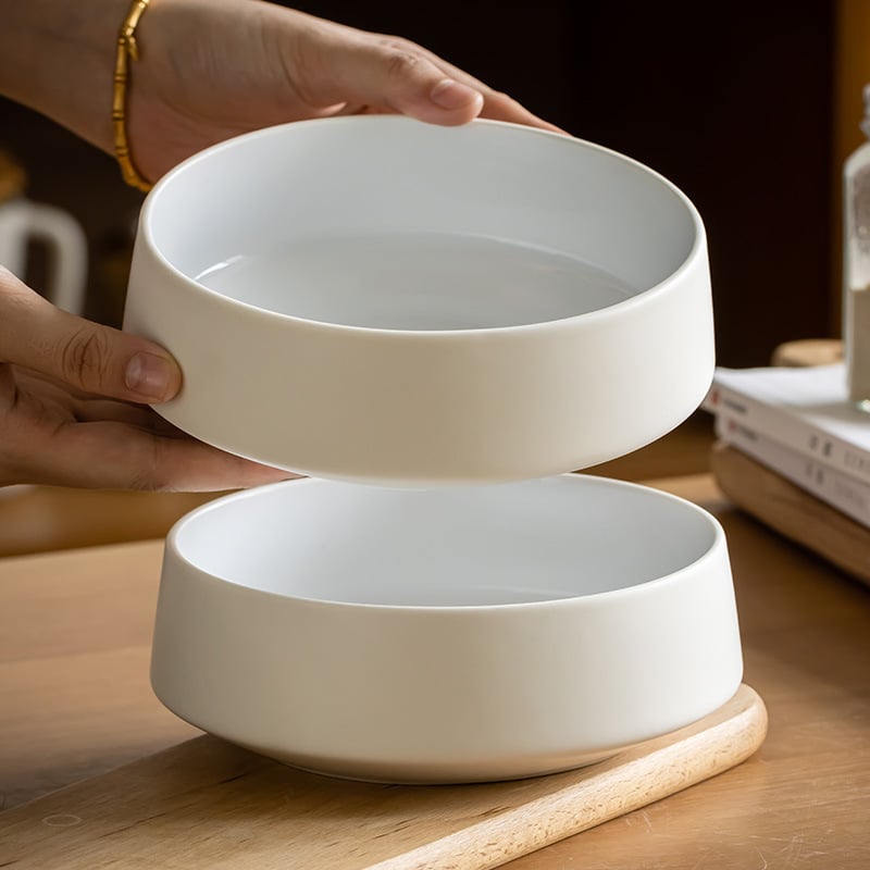 Skandináv stílusú porcelán étkészlet: mély tál, gyümölcs- és salátatál, egyszínű vacsoratál, levesestál, kör alakú nagy tál.