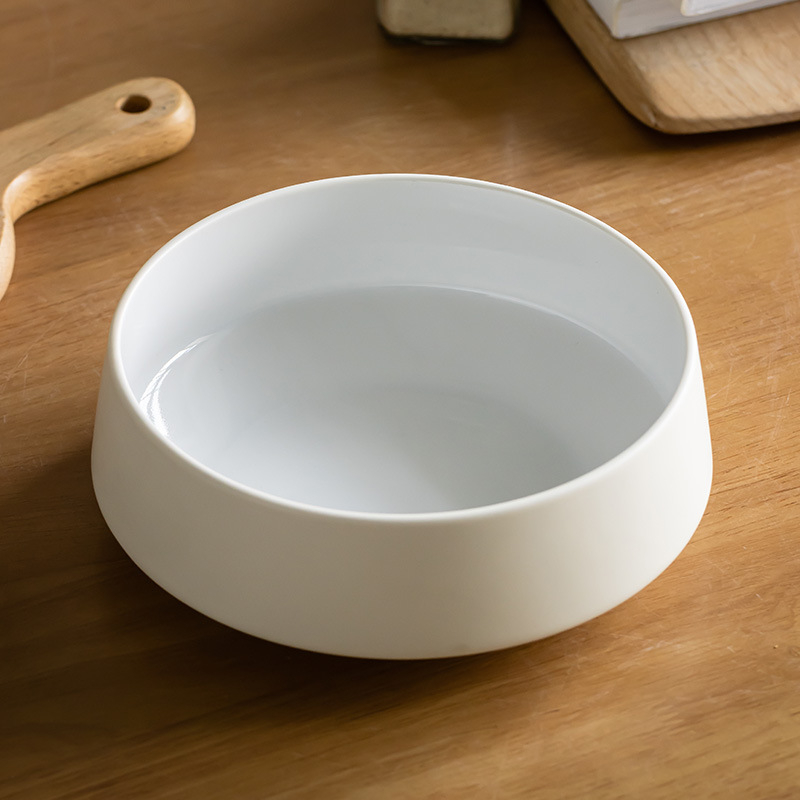 Skandináv stílusú porcelán étkészlet: mély tál, gyümölcs- és salátatál, egyszínű vacsoratál, levesestál, kör alakú nagy tál.