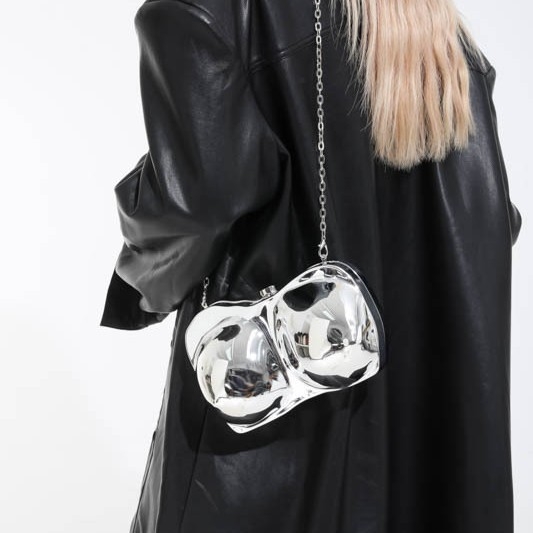 Βραδινή clutch τσάντα με ακρυλικό κέλυφος σε σχήμα κοχυλιού, μονοχρωμη μεταλλική επίστρωση, χιαστού λουράκι για γυναίκες