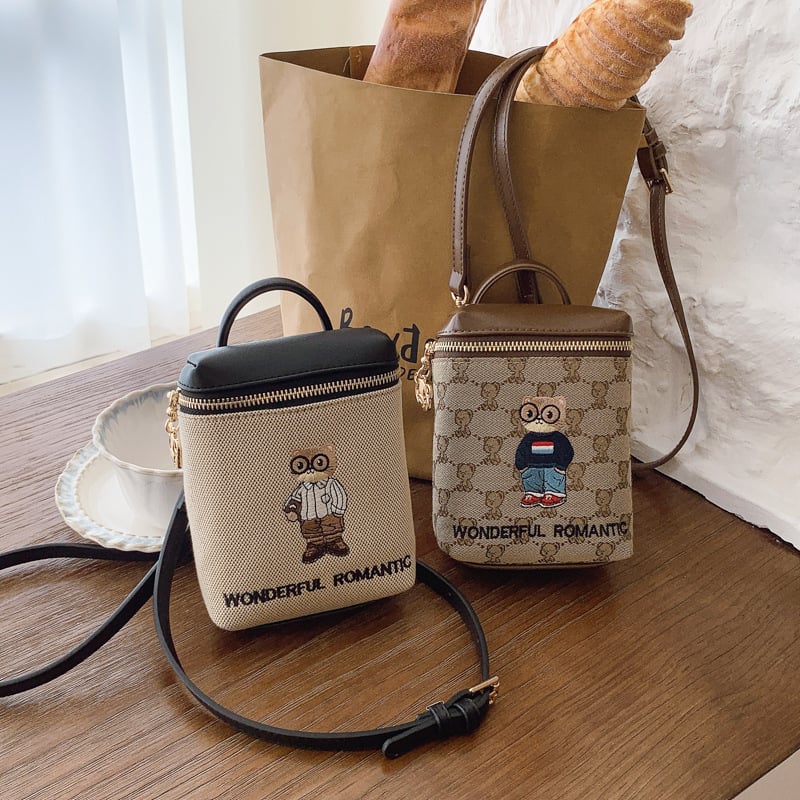 2026 Νέος αυθεντικός σχεδιασμός: τσαντάκι crossbody από καμβά με κέντημα αρκούδας, μικρή τετράγωνη γυναικεία τσάντα σε ρετρό στυλ για κινητό