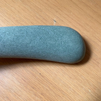 43 cm vešiak s imitáciou dreva, pevná konštrukcia, pre obleky a kožušiny, široké ramená, veľká veľkosť