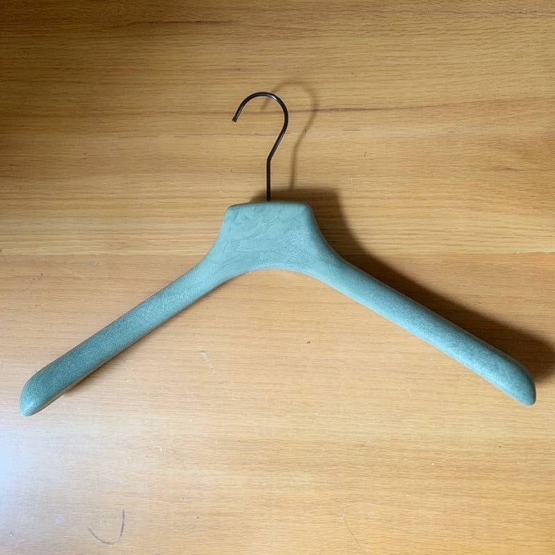 43 cm vešiak s imitáciou dreva, pevná konštrukcia, pre obleky a kožušiny, široké ramená, veľká veľkosť