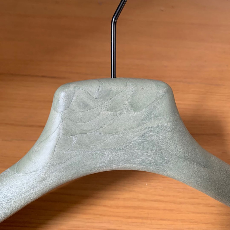 43 cm vešiak s imitáciou dreva, pevná konštrukcia, pre obleky a kožušiny, široké ramená, veľká veľkosť